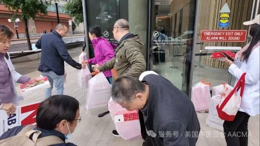 Volunteers distributing food and water outside the hearing venue